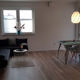 Monteurzimmer: Wohnraum mit Couch und Esstisch - netroom`S